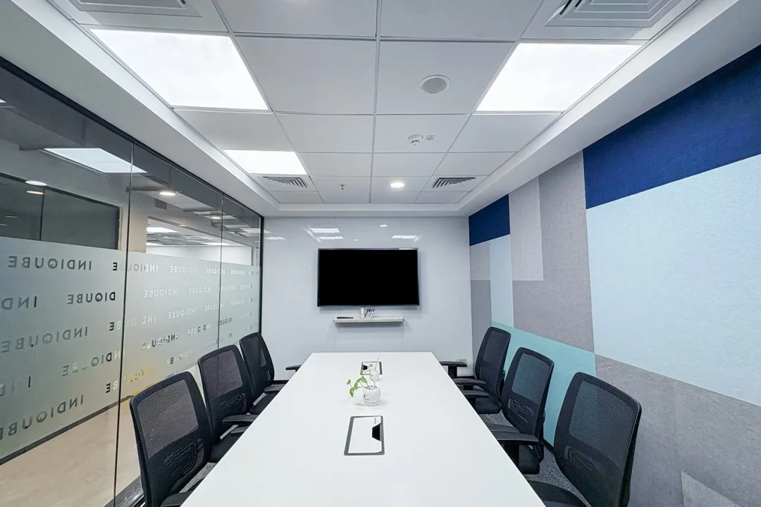 6 Seater Meeting Room platina